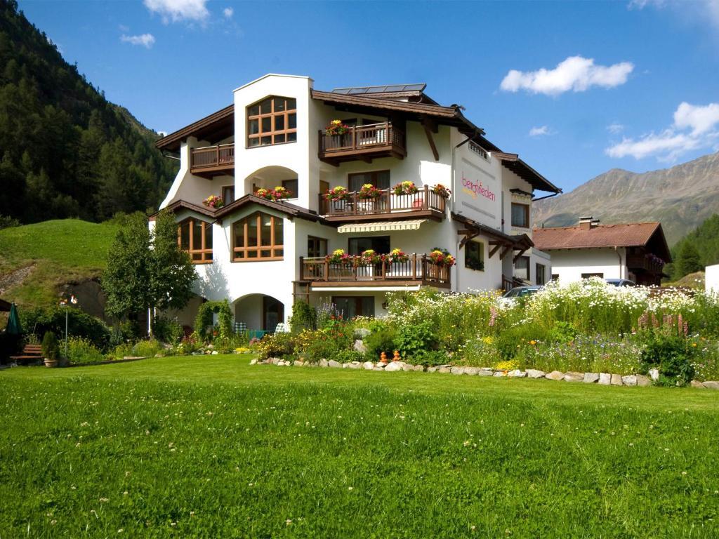 Pension Bergfrieden اوبرغورغل الغرفة الصورة